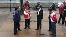 Presiden Joko Widodo (ketiga kanan) berbincang dengan Menteri PUPR, Basuki Hadimuljono (ketiga kiri) saat meninjau sejumlah venue Asian Games 2018 di Kompleks Gelora Bung Karno, Jakarta, Senin (25/6). (Liputan6.com/Angga Yuniar)