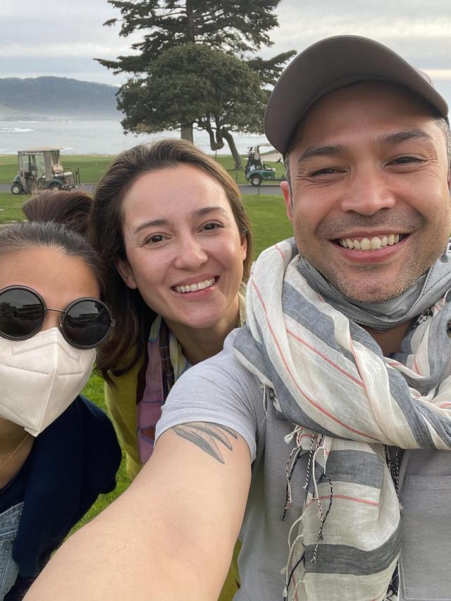 Satu Tahun Menikah, Ini 7 Potret Kemesraan Julie Estelle Bersama Suami