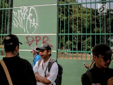 Coret-coretan (vandalisme) menghiasi tembok di sekitar Gedung DPR/MPR RI, Jakarta, Selasa (24/9/2019). Demonstrasi mahasiswa dari berbagai kampus yang menolak pengesahan RUU Kitab Undang-Undang Hukum Pidana(KUHP) tercoreng oleh aksi vandalisme. (Liputan6.com/Faizal Fanani)