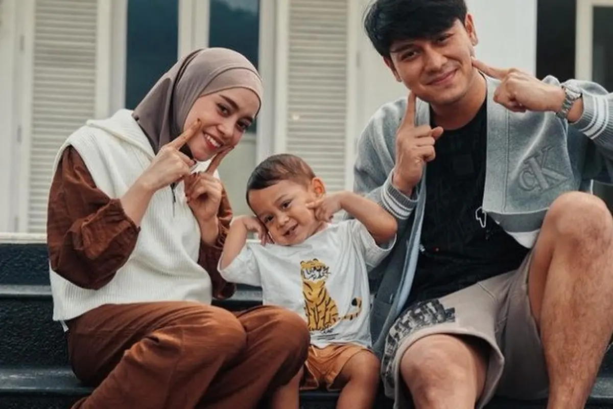 Potret Lesti Kejora dan Rizky Billar bersama Fatih (Sumber: Instagram/lestikejora)
