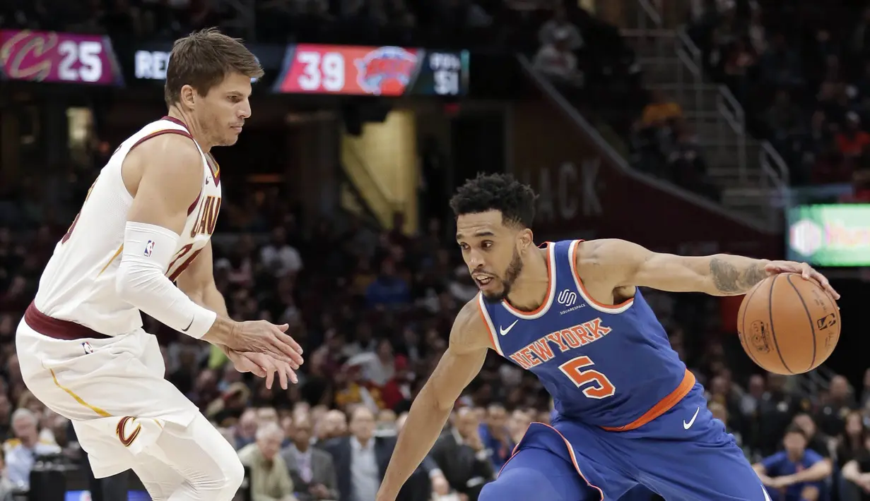 Pebasket New York Knicks, Courtney Lee, berusaha melewati pebasket Cleveland Cavaliers, Kyle Korver, pada laga NBA di Quicken Loans Arena, Cleveland, Minggu (29/10/2017). Cleveland Cavaliers kalah 114-95 dari New York Knicks. (AP/Tony Dejak)