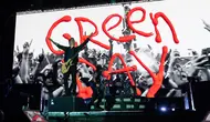 Vokalis sekaligus gitaris band rock Amerika Serikat Green Day, Billie Joe Armstrong tampil pada akhir pekan Formula 1 Grand Prix Amerika Serikat 2022 atau F1 GP Amerika Serikat 2022 di Sirkuit Amerika, Austin, Texas, Amerika Serikat, 21 Oktober 2022. F1 GP Amerika Serikat 2022 diselenggarakan dari tanggal 22 sampai 24 Oktober 2022. (SUZANNE CORDEIRO/AFP)
