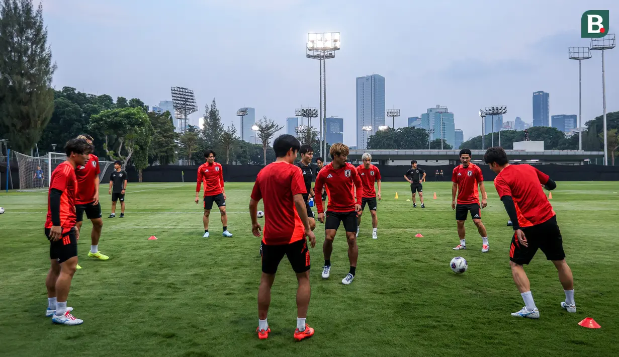 <p>Sejumlah pemain Timnas Jepang melakukan rondo saat sesi latihan menjelang laga lanjutan putaran ketiga Kualifikasi Piala Dunia 2026 melawan Timnas Indonesia yang berlangsung di Lapangan A, Kompleks Stadion Utama Gelora Bung Karno (SUGBK), Senayan, Jakarta, Rabu (13/11/2024). (Bola.com/Bagaskara Lazuardi)</p>