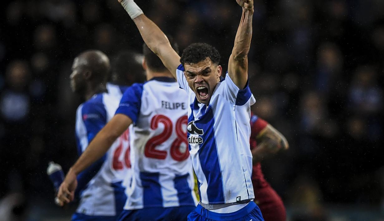 Luapan kegembiraan Pepe pada gol pertaa Porto Florenzi pada leg kedua, babak 16 Liga Champions yang berlangsung di Stadion Do Dragao, Porto, Kamis (7/3). AS Roma kalah 1-3 kontra Porto (AFP/Patricia de Melo)