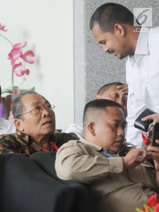 Ketua DPRD Sumatera Utara dari Partai Golkar, Wagirin Arman yang juga sebagai tersangka menunggu panggilan penyidik untuk menjalani pemeriksaan di lobi gedung KPK, Jakarta, Senin (9/4). (Merdeka.com/Dwi Narwoko)
