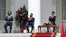 Presiden Joko Widodo atau Jokowi (kanan) didampingi Wakil Presiden Ma'ruf Amin (tengah) dan Panglima TNI Marsekal Hadi Tjahjanto saat mengikuti upacara HUT ke-76 TNI di halaman Istana Merdeka, Jakarta, Selasa (5/10/2021). (Foto: Istana Kepresidenan)