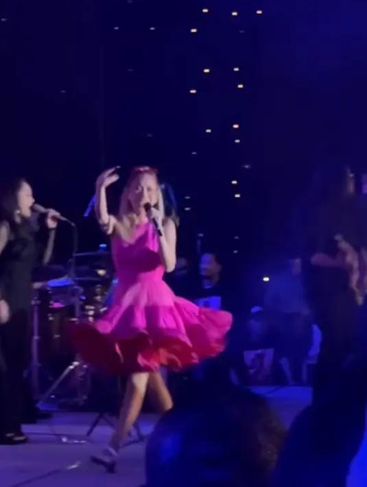 Dress pink yang membuat BCL tampil bak Barbie dibuat oleh desainer kenamaan tanah air, Didi Budiardjo. Busananya ini pun membuatnya terlihat nyaman. [@untungadaaji]