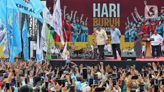 Presiden Prabowo Subianto (baju coklat) saat menghadiri perayaan Hari Buruh Internasional 2025 di kawasan Monumen Nasional (Monas), Jakarta, Kamis (1/5/2025). (Liputan6.com/Angga Yuniar)