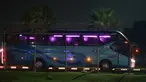 Sebuah bus yang membawa rombongan Timnas Argentina setelah mendarat di Bandara Soekarno Hatta, Tangerang, Jumat (16/6/2023) malam. (Bola.com/M Iqbal Ichsan)