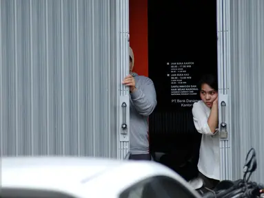 Pekerja menutup rolling door sebuah kantor yang terletak di Jalan Agus Salim Jakarta, Kamis (14/1). Pasca ledakan di pos polisi dekat Gedung Sarinah, sejumlah toko dan kantor di sekitar lokasi menghentikan aktivitasnya. (Liputan6.com/Helmi Fithriansyah)