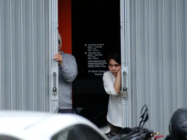 Pekerja menutup rolling door sebuah kantor yang terletak di Jalan Agus Salim Jakarta, Kamis (14/1). Pasca ledakan di pos polisi dekat Gedung Sarinah, sejumlah toko dan kantor di sekitar lokasi menghentikan aktivitasnya. (Liputan6.com/Helmi Fithriansyah)