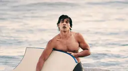 Banyak momen keseharian yang ia unggah dalam media sosial, seperti saat syuting film hingga jalani berbagai pemotretan. Dalam sebuah pemotretan, Dian Siqik tampil kekar bak pemain film Hollywood Baywatch di pinggir pantai yang ada di Bali. (Liputan6.com/IG/@diansidik_)
