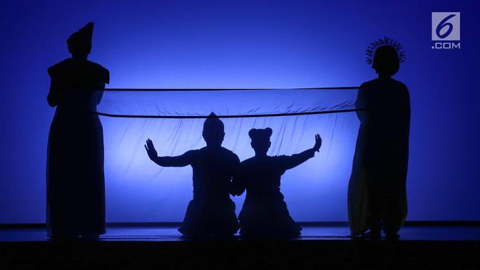 Sejumlah pemain mempersembahkan pertunjukan teater I LA GALIGO di Ciputra Artpreneur Theater, Jakarta, Rabu (3/6/2019). Pementasan musik-teater yang diadaptasi dari ‘Sureq Galigo’ merupakan wiracarita mitos penciptaan suku Bugis (circa abad 13 dan 15) dalam bentuk syair. (Liputan6.com/Fery Prado