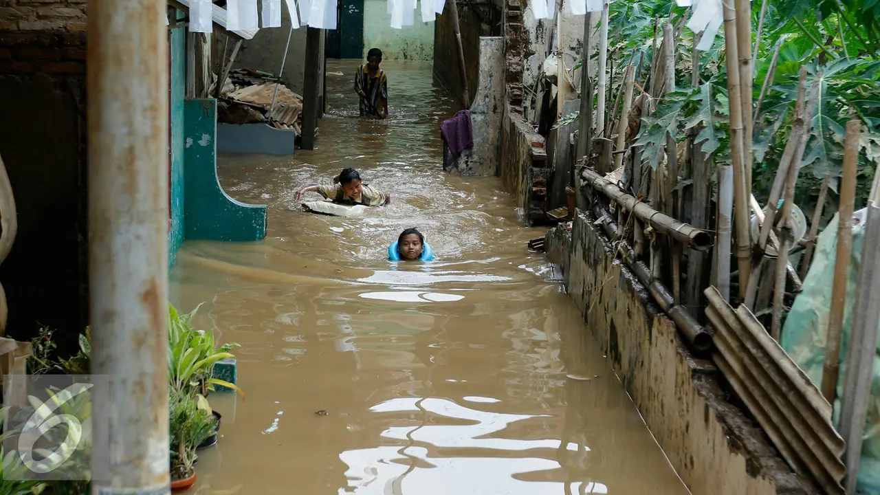 20151116-Banjir-di-Ciliwung-Jakarta-YR