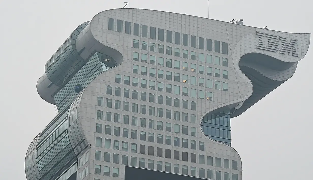 Gedung pencakar langit Pangu Plaza yang mendominasi daerah di seberang Stadion Olimpiade Bird's Nest, pusat kota Beijing, Selasa (20/7/2019). Bangunan 40 lantai hasil sitaan terkait kasus korupsi itu terjual dalam lelang online dengan harga 734 juta USD atau sekitar Rp10,5 triliun. (GREG BAKER/AFP)