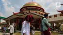 Umat Muslim meninggalkan Masjid Babah Alun Desari usai sholat Jumat di Cilandak, Jakarta Selatan, Jumat (23/4/2021). Masjid yang dibangun oleh Muhammad Jusuf Hamka ini dibangun dengan arsitektur bergaya Oriental terlihat dari ukiran dan ornamen yang bergaya mandarin. (Liputan6.com/JohanTallo)
