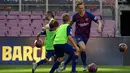 Gelandang Frenkie de Jong menggiring bola saat bermain dengan anak-anak selama pengenalan dirinya sebagai pemain baru Barcelona di stadion Camp Nou, Spanyol (5/7/2019). (AFP Photo/Lluis Gene)