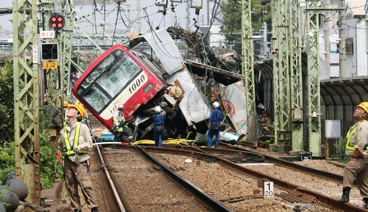 Kereta tergelincir setelah menabrak truk di Yokohama, Prefektur Kanagawa, Jepang, Kamis (5/9/2019). Kondisi truk itu dilaporkan terjepit di antara gerbong kereta dan sebuah dinding. (Kyodo News via AP)