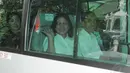 Menggunakan minibus, Jokowi dan Istrinya, Iriana, duduk di kursi belakang sopir di sisi sebelah kanan menuju Istana Negara, Jakarta, (22/10/14). (Liputan6.com/Herman Zakharia)