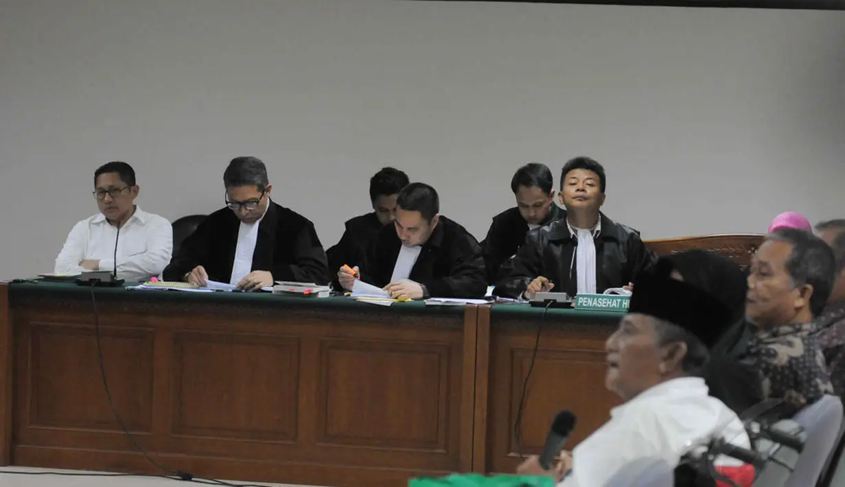 Anas Urbaningrum tampak menyimak kesaksian sang mertua di Pengadilan Tipikor, Jakarta, (28/8/14). (Liputamn6.com/Herman Zakharia)