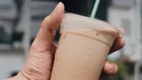 Gelas plastik berbahan daur ulang dari Toko Kopi TUKU. (dok. Instagram @tokokopituku/https://www.instagram.com/p/CtbwcjLSsQV/)