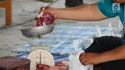 Petugas menimbang daging kurban di Lapangan Masjid Al Azhar, Jakarta, Jumat (1/9). Masjid Al Azhar Jakarta memotong dan mendistribusikan ratusan hewan kurban pada Hari Raya Idul Adha 1438 H. (Liputan6.com/Helmi Fithriansyah) 