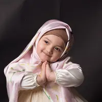 Arsy terlihat begitu imut saat ia mengenakan hijab. Anak kelahiran 14 Desember 2014 tampak makin imut dengan pose mengucap salam. (Foto: instagram.com/queenarsy)