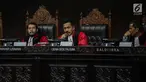 Hakim Konstitusi I Dewa Gede Palguna memberi penjelasan saat berdebat dengan tim kuasa hukum pasangan Prabowo Subianto-Sandiaga Uno terkait keamanan situng dalam sidang lanjutan sengketa Pilpres 2019 di Gedung MK, Jakarta, Kamis (20/6/2019). (Liputan6.com/Faizal Fanani)