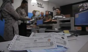 Petugas saat melayani perpanjangan pajak kendaraan bermotor di Pelayanan Gerai Samsat, Thamrin City, Jakarta Pusat, Sabtu (27/6).  &copy;2015 merdeka.com/imam buhori