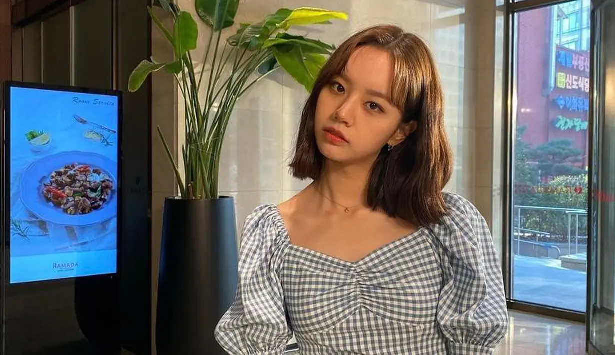 Ingin ganti penampilan rambut baru? Coba deh gaya rambut wavy bob ala Hyeri ini. Selain membuat wajah tampak awet muda dan fresh, efek wavy alias gelombang ini memberi kesan rambut yang lebih bervolume. (Instagram/hyeri_0609).