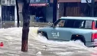 BYD Yangwang U8 terekam menerobos banjir di Zhuhai, China, hingga menimbulkan ombak besar yang merusak toko warga (D-News)