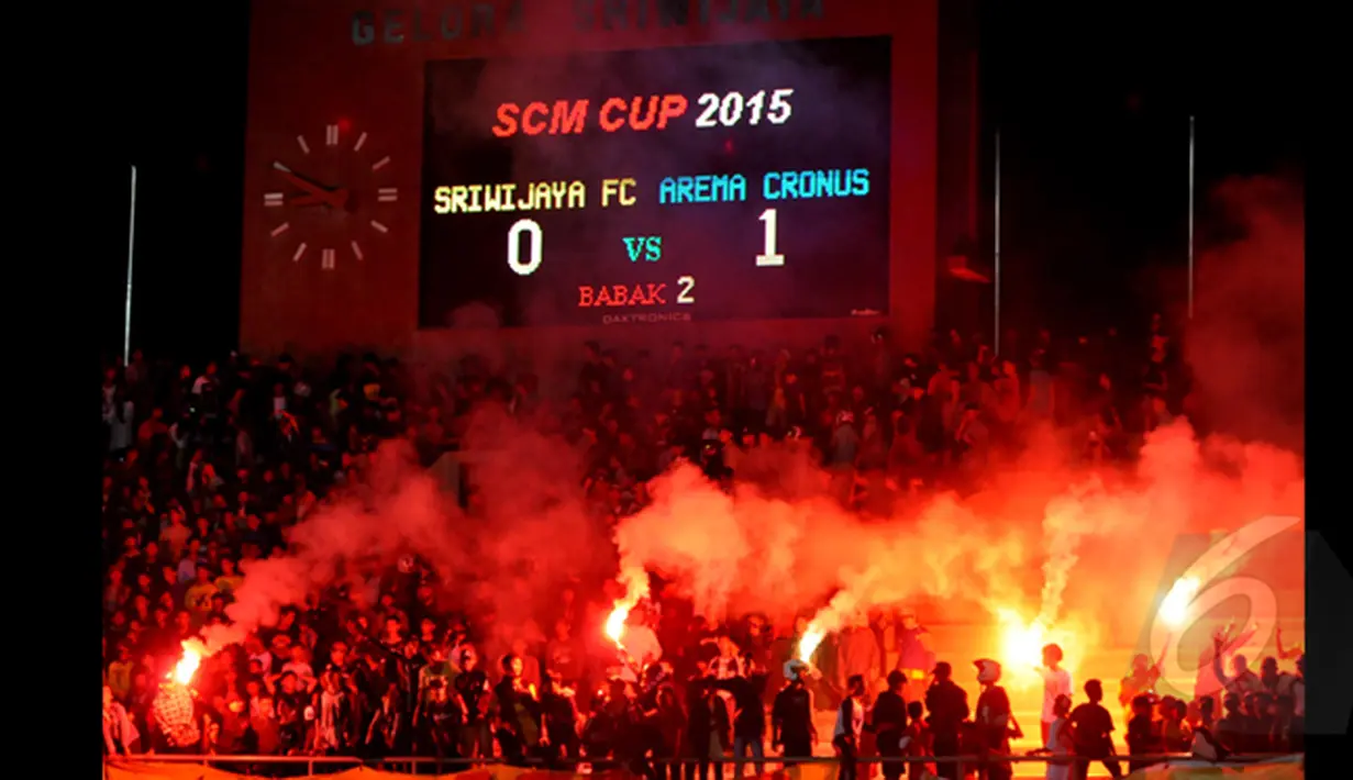 Suporter Arema Cronus memberikan dukungan kepada tim kesayangan mereka saat laga Final SCM Cup 2015 di Stadion Jakabaring,Selasa (27/1/2015). Arema Cronus Menang 1-0 atas Sriwijaya FC. (Liputan6.com/Johan Tallo)