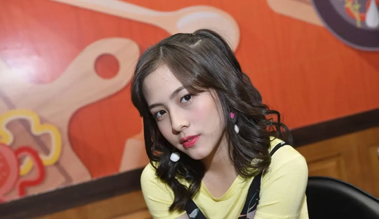 Gadis asal Bandung ini mulai bergabung dengan JKT 48 sejak Desmber 2016 silam, saat ini Zara tergabung di Tim T JKT48. Ia terlibat dalam singel "Luar Biasa" dan "Dirimu Melody" yang merupakan singel utama JKT 48.   (Liputan6.com/IG/jkt48.zara)