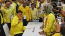 Ketum Golkar Airlangga Hartarto mendaftarkan diri sebagai calon ketua umum Golkar di DPP Partai Golkar, Jakarta, Senin (2/12/2019). Partai Golkar akan melaksanakan Musyawarah Nasional pada 3 Desember 2019 dengan salah satu agendanya pemilihan ketua umum periode 2019-2024. (Liputan6.com/Johan Tallo)