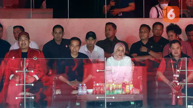 Foto: Ekspresi Presiden Jokowi dan Ibu Iriana saat Menyaksikan Anthony Ginting di Semifinal Indonesia Open 2023