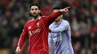 Gelandang Liverpool, Dominik Szoboszlai, mengalami cedera saat timnya menang 2-0 atas Brighton and Hove Albion pada laga pekan ke-16 Premier League di Stadion Anfield, Sabtu (14/12/2025) malam WIB. (AFP/Paul Ellis)