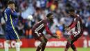 Pemain Leicester City, Kelechi Iheanacho dan Wilfred Ndidi melakukan selebrasi di depan pemain Chelsea, Mason Mount, usai menjuarai Piala FA di Stadion Wembley, Sabtu (15/5/2021). The Foxes menang dengan skor 1-0. (Nick Potts/Pool via AP)
