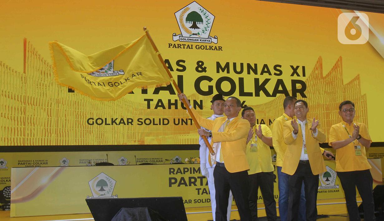 Ketua Umum Partai Golkar, Bahlil Lahadalia (kiri) mengibarkan panji Partai Golkar saat Rapat Pimpinan Nasional (Rapimnas) dan Musyawarah Nasional (Munas) XI Partai Golkar 2024 di Jakarta Convention Center, Rabu (21/8/2024). (Liputan6.com/Herman Zakharia)