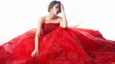 <p>Penampilan luar biasa dari Pevita Pearce dalam balutan gaun megah berwarna merah. Di foto ini, Pevita dibalut off-the-shoulder gown dengan payet-payet di bagian dada dan rok gaun yang menambah nuansa glamor pada penampilan yang memesona ini. Foto: Instagram.</p>