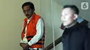 Gubernur Kepulauan Riau (Kepri) nonaktif Nurdin Basirun usai menjalani pemeriksaan di Gedung KPK, Jakarta, Kamis (7/11/2019). Nurdin Basirun  diperiksa sebagai tersangka untuk melengkapai berkas terkait aliran suap izin lokasi rencana reklamasi di wilayah Kepulauan Riau. (merdeka.com/Dwi Narwoko)
