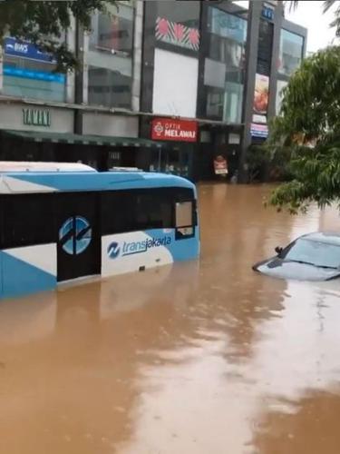 Lucunya Reaksi Warganet Saat Anya Geraldine Terjebak Banjir News Entertainment Fimela Com