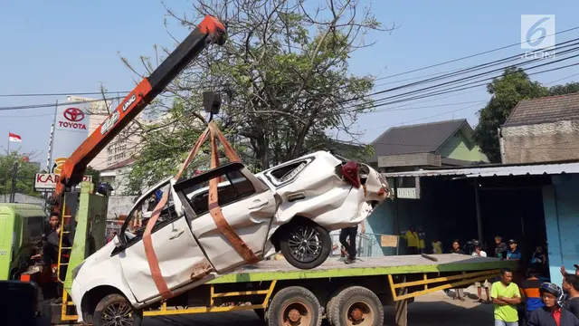 Truk Tanah Timpa Mobil di Karawaci Tangerang