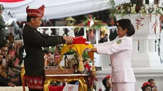Presiden Joko Widodo menerima Bendera Merah Putih oleh anggota Paskibraka, Ruth Celine Eglesya Purba pada Upacara Penurunan Bendera HUT ke-72 Kemerdekaan RI di Halaman Istana Merdeka, Jakarta, Kamis (17/8). (Liputan6.com/Pool)