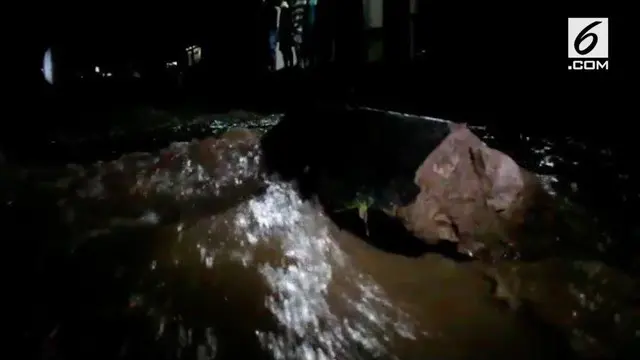 Hujan Deras, Rumah Warga di Garut Jebol Akibat Banjir