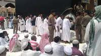 Jemaah haji antre mencium Hajar Aswad di Kakbah, Makkah. Khoiron/Kemenag