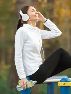 Olahraga rutin memberikan banyak manfaat, mulai dari menjaga berat badan, meningkatkan daya tahan tubuh, memperbaiki kualitas tidur, hingga menjaga kesehatan mental dan kepercayaan diri. (foto/dok: freepik)