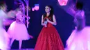 Tak lama kemudian, Putri pun sadar dari pingsannya dan kembali menyanyikan lagu Kemenangan yang berjudul Terima Kasihku ciptaan Rita Sugiarto. (Deki Prayoga/Bintang.com)