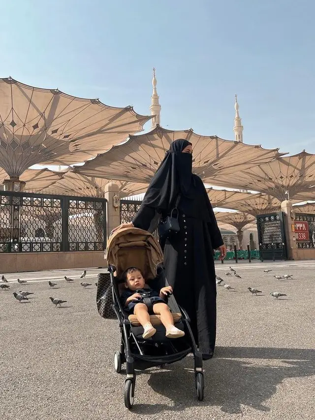 6 Potret Paula Verhoeven Pakai Hijab dan Cadar saat Umrah, Dipuji Netizen Makin Cantik