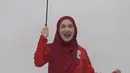 Irish Bella tampil mengenakan kerudung merah serasi dengan kemeja panjangnya, dipadukan rok panjang. [@_irishbella_]