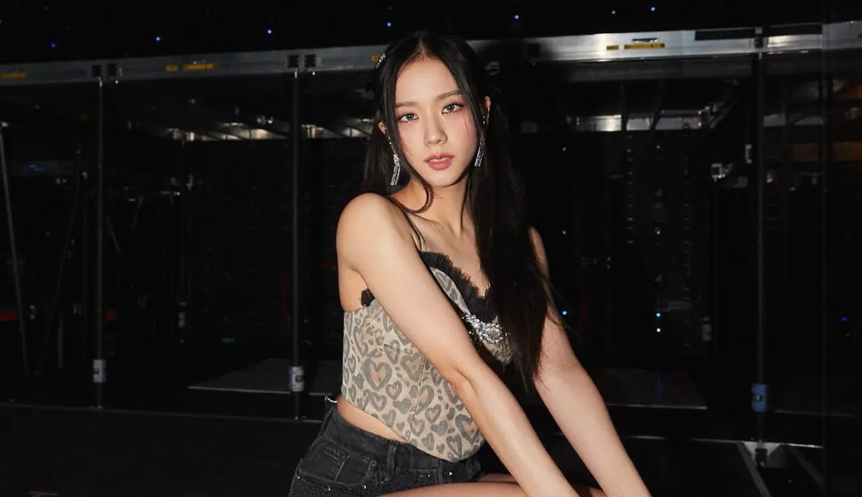 Jisoo sendiri cukup sering mengunggah momen selama Blackpink menjalani tur konser dunia. Bahkan, unggahannya saat berada di belakang panggung berhasil mencuri perhatian. (Liputan6.com/IG/@sooyaaa__)